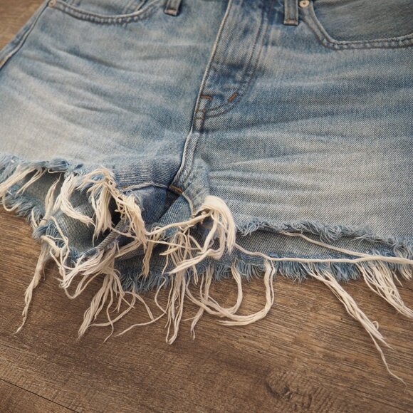 ! Madewell Relaxed Denim Shorts in Rosemont Wash Destroyed Hem Edition - Picture 5 of 7